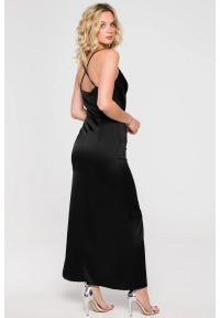 Sukienki.shop - Długa sukienka wieczorowa satynowa na ramiączkach czarna. Okazja: na ślub cywilny, na wesele, na imprezę. Kolor: czarny. Materiał: satyna. Długość rękawa: na ramiączkach. Typ sukienki: ołówkowe. Styl: wizytowy. Długość: maxi #2