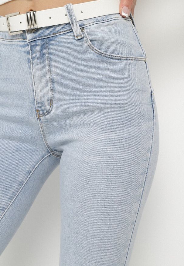 Born2be - Jasnoniebieskie Jeansy z Bawełną i Efektem Push Up o Dopasowanym Kroju Flortebia. Okazja: na co dzień. Kolor: niebieski. Styl: casual, elegancki