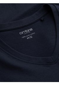 Ombre Clothing - Męski longsleeve bez nadruku z dekoltem w serek - granatowy V5 - Rozmiar: XL. Okazja: na co dzień. Typ kołnierza: dekolt w serek. Kolor: niebieski. Materiał: materiał, bawełna. Długość rękawa: długi rękaw. Długość: długie. Wzór: gładki, jednolity. Styl: klasyczny, casual, elegancki