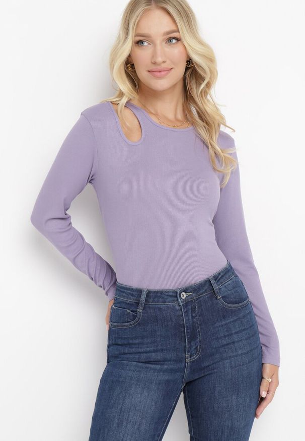 Born2be - Fioletowa Wiskoza Bluzka z Prążkowanej Dzianiny z Wycięciem Asaneme. Kolor: fioletowy. Materiał: prążkowany, wiskoza, dzianina