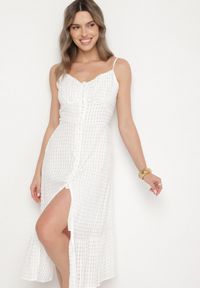 Born2be - Biała Sukienka Rozkloszowana na Ramiączkach z Guzikami z Wiskozą Efrinelle. Okazja: na co dzień. Typ kołnierza: dekolt w kształcie V. Kolor: biały. Materiał: wiskoza. Długość rękawa: na ramiączkach. Typ sukienki: rozkloszowane. Styl: casual, elegancki #6