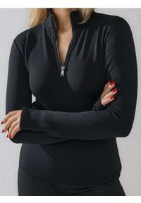 Sinsay - Bluza ocieplana sztucznym futerkiem - czarny. Kolor: czarny. Materiał: futro