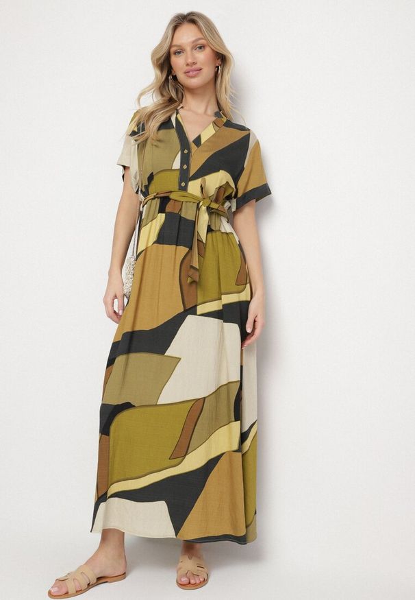 Born2be - Zielona Sukienka Rozkloszowana z Wiskozy w Geometryczny Wzór z Paskiem Ranislla. Okazja: na co dzień. Typ kołnierza: dekolt w serek. Kolor: zielony. Materiał: wiskoza. Długość rękawa: krótki rękaw. Wzór: geometria. Styl: casual, elegancki