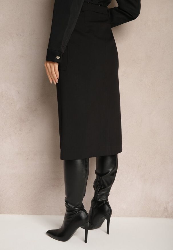 Renee - Czarna Spódnica z Wiskozą Ozdobione Kieszeniami Cargo i Materiałowym Paskiem Labinia. Okazja: na spotkanie biznesowe, do pracy, na co dzień. Kolor: czarny. Materiał: wiskoza, materiał. Wzór: aplikacja. Styl: elegancki, casual, klasyczny, biznesowy