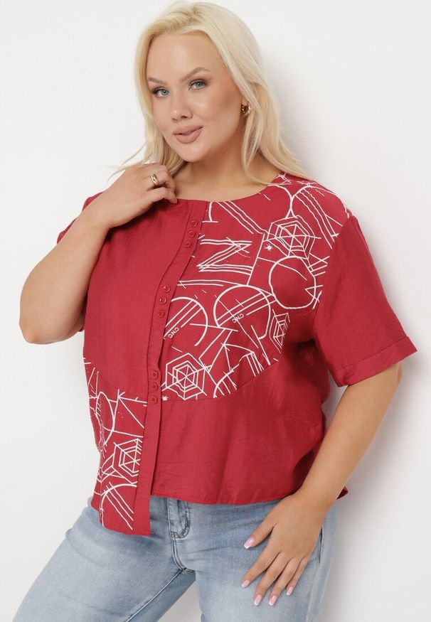 Born2be - Bordowa Bawełniana Bluzka T-shirt z Krótkim Rękawem z Nadrukiem i Guzikami Fiomara. Okazja: do pracy. Kolor: czerwony. Materiał: bawełna. Długość rękawa: krótki rękaw. Długość: krótkie. Wzór: nadruk