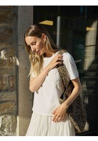 Reserved - T-shirt z ażurową kieszonką - złamana biel. Materiał: bawełna, dzianina. Wzór: ażurowy