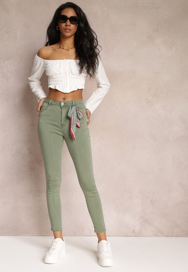 Renee - Ciemnozielone Spodnie Skinny z Wysokim Stanem i Ozdobną Chustką Hyadia. Okazja: na co dzień. Stan: podwyższony. Kolor: zielony. Styl: casual