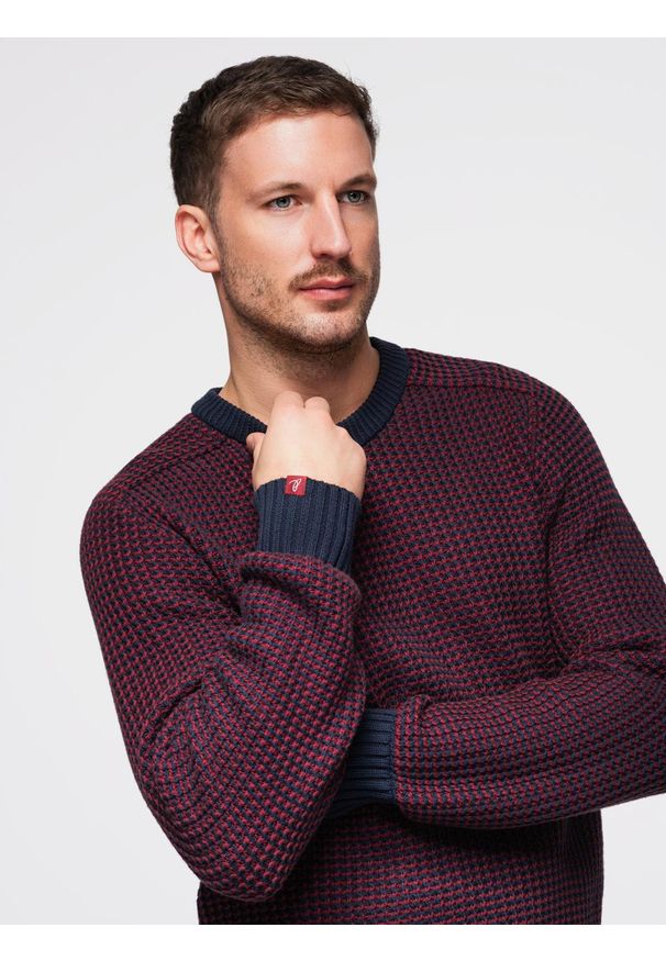 Ombre Clothing - Męski sweter o kontrastowym splocie z okrągłym dekoltem – bordowy V1. Okazja: na co dzień. Kolor: czerwony. Materiał: dzianina, bawełna. Wzór: ze splotem. Styl: casual