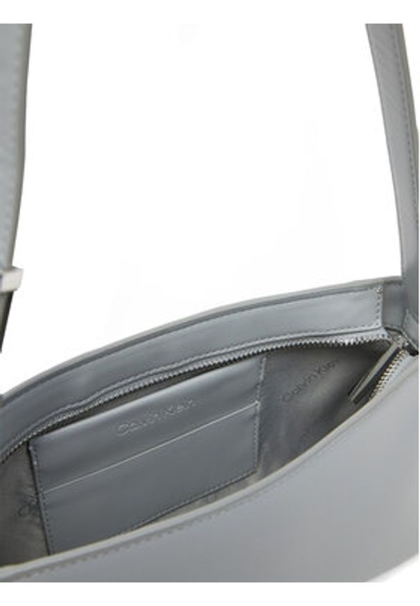 Calvin Klein Torebka Embossed Logo Shoulder Bag K60K612550 Szary. Kolor: szary. Materiał: skórzane