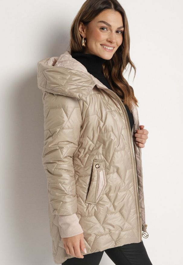 Born2be - Ciemnobeżowa Pikowana Kurtka z Kapturem i Rękawami ze Ściągaczami Melorisea. Okazja: na spacer, na spotkanie biznesowe, do pracy. Typ kołnierza: kaptur. Kolor: beżowy. Materiał: dzianina, jeans. Styl: biznesowy, elegancki