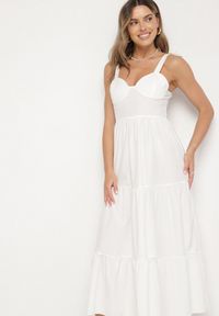 Born2be - Biała Rozkloszowana Sukienka z Wiskozą Ozdobiona Wiązaniem na Ramiączkach Meravessa. Okazja: na spacer. Kolor: biały. Materiał: wiskoza. Długość rękawa: na ramiączkach. Wzór: aplikacja #4