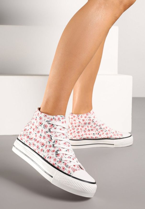 Born2be - Różowe Casualowe Trampki za Kostkę w Kwiatowy Wzór Follarita. Okazja: na co dzień. Wysokość cholewki: za kostkę. Zapięcie: sznurówki. Kolor: różowy. Materiał: jeans. Szerokość cholewki: normalna. Wzór: kwiaty. Styl: casual