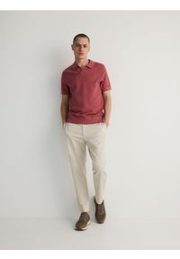 Reserved - Spodnie chino leisure fit - beżowy. Kolor: beżowy. Materiał: bawełna, tkanina