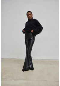 Marsala - Spodnie typu dzwony z eko skóry w kolorze CZARNYM - OBSYDIAN LETHER-M. Okazja: na co dzień. Stan: podwyższony. Kolor: czarny. Materiał: skóra. Styl: elegancki, casual
