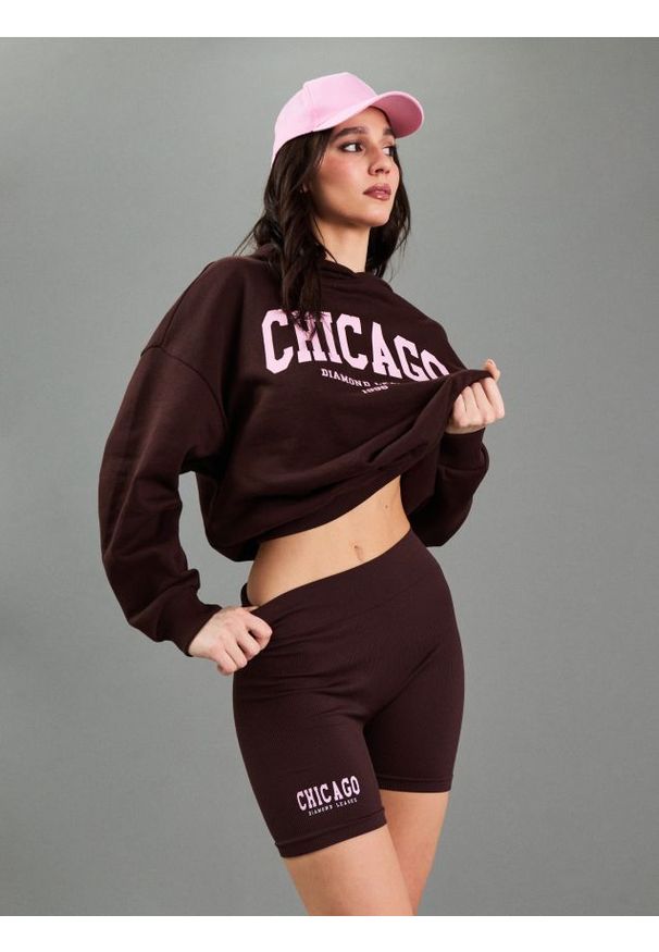 Sinsay - Prążkowane kolarki z napisem "Chicago Diamond League" - brązowy. Kolor: brązowy. Materiał: prążkowany. Wzór: napisy