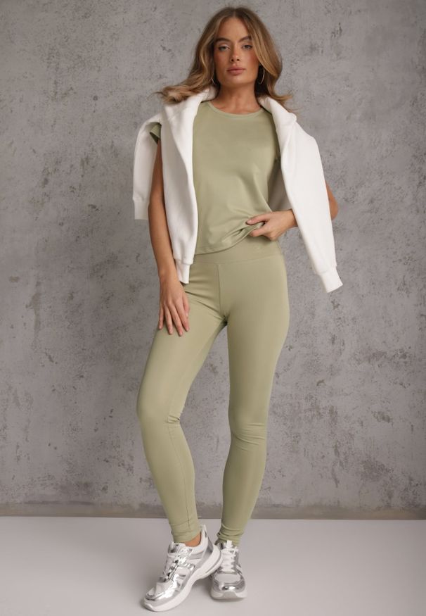 Renee - Jasnozielony Klasyczny T-shirt o Gładkim Wykończeniu Rhethine. Kolor: zielony. Materiał: jeans, zamsz. Długość: krótkie. Wzór: gładki. Styl: klasyczny