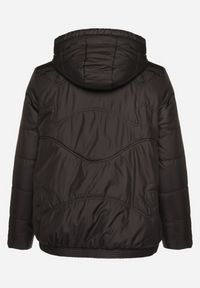 Born2be - Czarna Kurtka Pikowana z Kapturem Karbia. Okazja: na co dzień. Typ kołnierza: kaptur. Kolekcja: plus size. Kolor: czarny. Styl: casual, elegancki #6