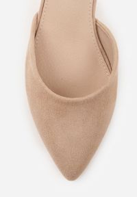 Renee - Ciemnobeżowe Czółenka Vices na Szpilce z Wkładką ze Skóry Naturalnej i Ozdobnym Paskiem Selarae. Okazja: na spotkanie biznesowe. Zapięcie: pasek. Kolor: beżowy. Materiał: skóra. Obcas: na szpilce. Styl: biznesowy, elegancki, klasyczny #4