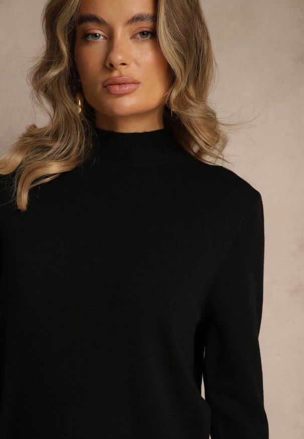 Renee - Czarny Casualowy Sweter z Półgolfem w Minimalistycznym Stylu Seorienne. Okazja: na co dzień. Kolor: czarny. Długość: długie. Styl: casual