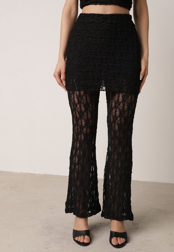 Born2be - Czarny Koronkowy Komplet Top z Odkrytymi Plecami i Spodnie z Imitacją Spódnicy Romine. Kolor: czarny. Materiał: koronka. Wzór: koronka
