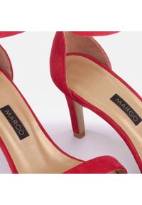 Marco Shoes Eleganckie sandały z naturalnego zamszu czerwone. Kolor: czerwony. Materiał: zamsz. Styl: elegancki #11