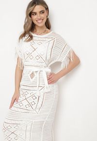 Born2be - Biała Pudełkowa Sukienka Maxi z Szydełkowej Tkaniny z Frędzelkami Sasori. Okazja: na co dzień. Kolor: biały. Materiał: tkanina. Długość rękawa: krótki rękaw. Styl: casual. Długość: maxi #6