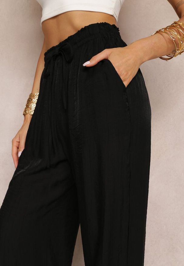 Renee - Czarne Szerokie Spodnie z Wiskozy i Gumką w Pasie Abyga. Okazja: na co dzień. Kolor: czarny. Materiał: wiskoza. Styl: casual