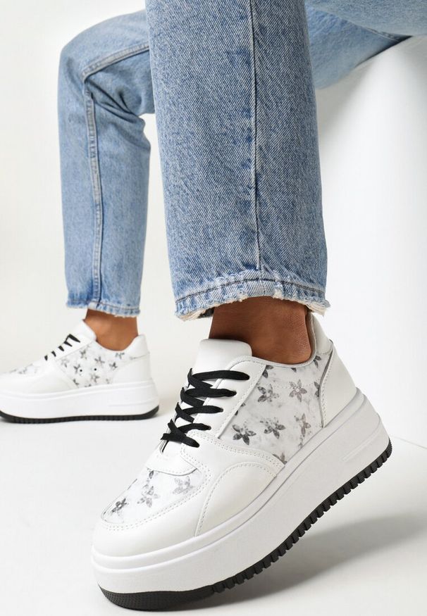 Born2be - Biało-Czarne Sneakersy na Platformie Zdobione Printem Kwiaty Alilena. Kolor: biały. Materiał: jeans. Wzór: kwiaty, nadruk, aplikacja. Obcas: na platformie