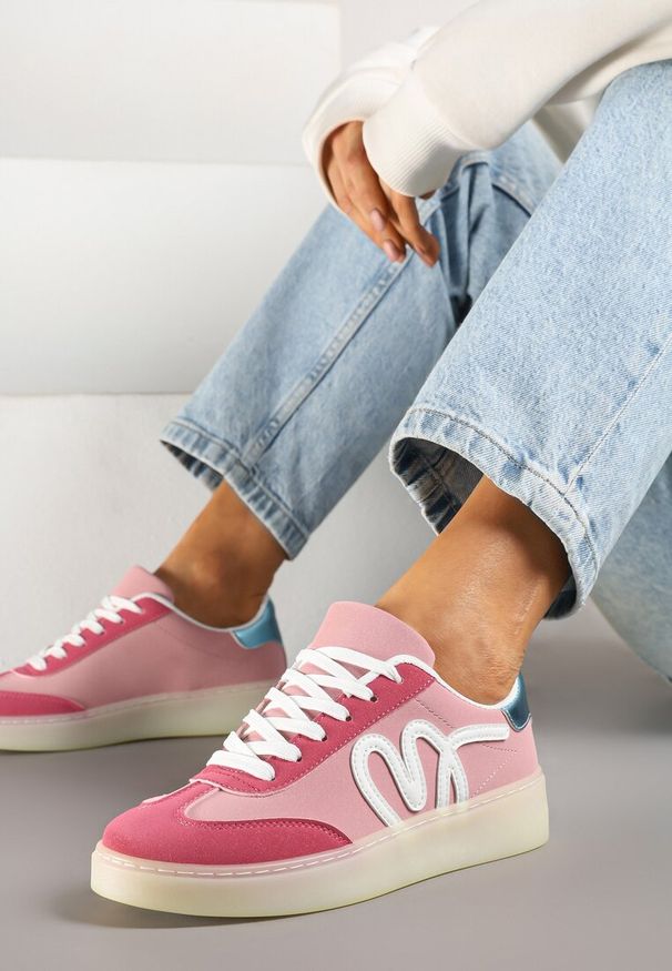 Born2be - Różowe Sneakersy w Stylu Klasycznych Tenisówek z Ozdobną Aplikacją Elddiva. Okazja: na co dzień. Nosek buta: okrągły. Zapięcie: sznurówki. Kolor: różowy. Materiał: jeans. Wzór: aplikacja. Sezon: lato, wiosna