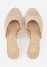 Renee - Beżowe Eleganckie Klapki z Imitacji Zamszu na Obcasie Typu Kaczuszka Snorea. Okazja: na co dzień. Kolor: beżowy. Materiał: zamsz. Wzór: gładki. Obcas: na obcasie. Styl: elegancki. Wysokość obcasa: średni #5