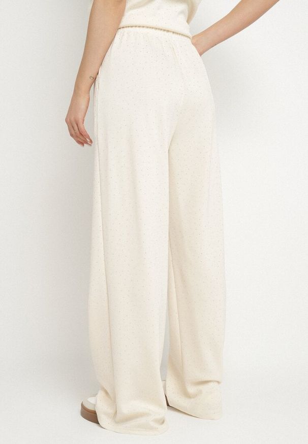 Born2be - Beżowe Szerokie Spodnie z Wiskozą Zdobione Cyrkoniami Zeonaria. Okazja: na co dzień. Stan: podwyższony. Kolor: beżowy. Materiał: wiskoza. Wzór: aplikacja. Styl: casual, klasyczny