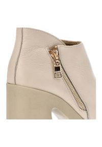 Beżowe Botki Armodo Modne Buty Na Obcasie. Okazja: na co dzień. Zapięcie: zamek. Kolor: beżowy. Materiał: skóra. Obcas: na obcasie. Styl: casual, elegancki. Wysokość obcasa: średni #7