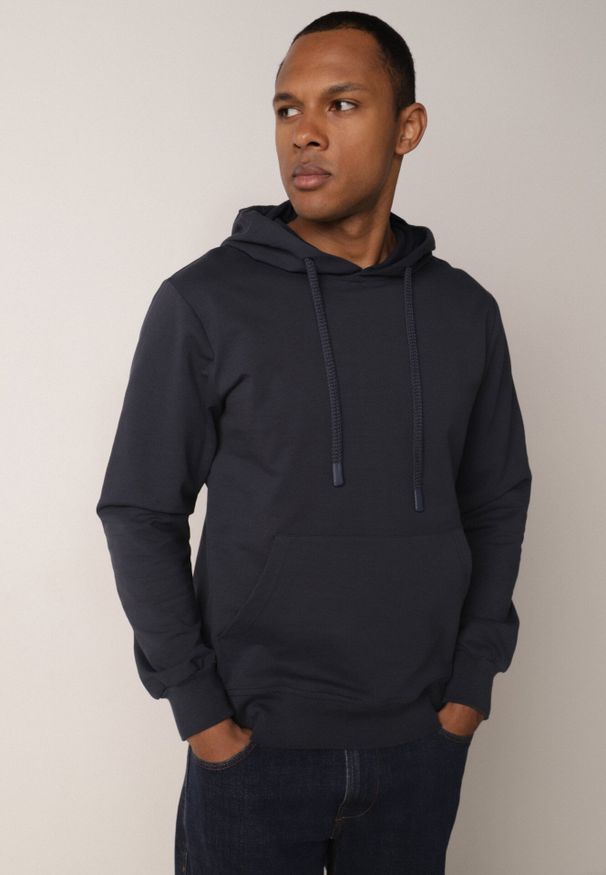 Born2be - Granatowa Bluza z Kapturem i Kieszenią Typu Kangur Aqialei. Okazja: na co dzień. Typ kołnierza: kaptur. Kolor: niebieski. Materiał: jeans, dresówka. Wzór: gładki. Styl: casual