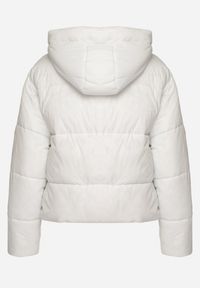 Born2be - Biała Pikowana Kurtka Puffer z Kapturem Miviera. Okazja: na co dzień, na spacer. Typ kołnierza: kaptur. Kolor: biały. Materiał: dzianina, jeans. Sezon: zima. Styl: casual #7