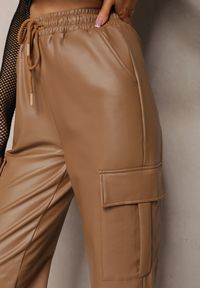 Renee - Ciemnobeżowe Szerokie Spodnie High Waist Ocieplone w Stylu Cargo z Gumką w Pasie i Kieszeniami na Klapy Vilencja. Stan: podwyższony. Kolor: beżowy