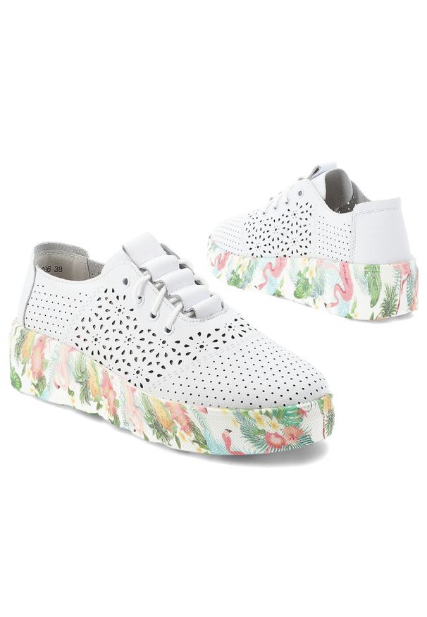Półbuty damskie Artiker, cholewka ze skóry naturalnej perforowana konstrukcja z klasycznym sznurowaniem podwyższona podeszwa o dekoracyjnej strukturz. Okazja: na co dzień. Zapięcie: sznurówki. Kolor: biały. Materiał: skóra. Szerokość cholewki: normalna. Wzór: kwiaty, ażurowy. Sezon: lato. Sport: turystyka piesza