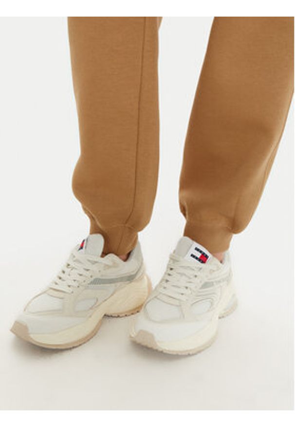 TOMMY HILFIGER - Tommy Hilfiger Spodnie dresowe Essential WW0WW45966 Beżowy Regular Fit. Kolor: beżowy. Materiał: bawełna, syntetyk