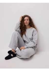 Reserved - Spodnie dresowe - jasnoszary. Kolor: szary. Materiał: dresówka #1