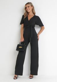 Born2be - Czarny Długi Kombinezon z Kopertowym Dekoltem i Ozdobnym Wiązaniem Abrarani. Okazja: na spotkanie biznesowe. Kolor: czarny. Długość: długie. Styl: biznesowy, elegancki #1