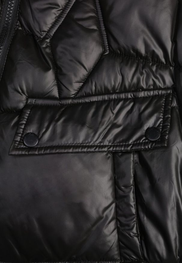 Renee - Czarna Pikowana Kamizelka z Troczkami i Odpinanym Kapturem Arrelarra. Okazja: na spacer, na co dzień. Kolor: czarny. Materiał: jeans. Styl: casual, elegancki, sportowy, klasyczny