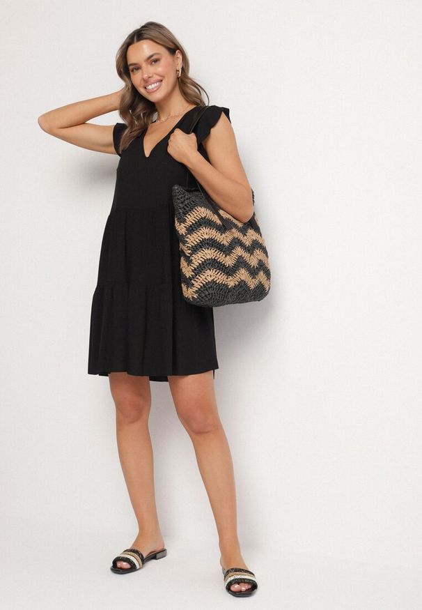 Born2be - Czarna Rozkloszowana Sukienka z Bawełny Ozdobiona Falbankami Natiriane. Okazja: na co dzień. Typ kołnierza: kołnierz z falbankami. Kolor: czarny. Materiał: bawełna. Wzór: aplikacja. Sezon: wiosna, lato. Styl: casual, elegancki