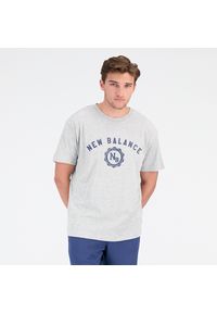 Koszulka męska New Balance MT31904AG – szara. Kolor: szary. Materiał: materiał, bawełna, poliester. Wzór: napisy
