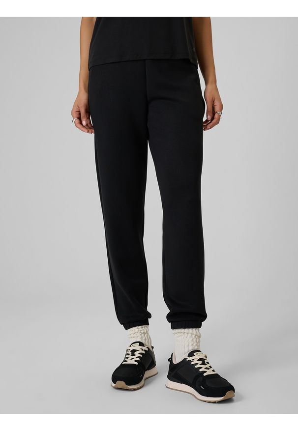 4f - 4F Spodnie dresowe joggery z modalem damskie - czarne S. Kolor: czarny. Materiał: dresówka