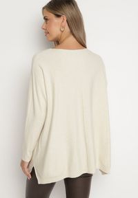 Born2be - Jasnobeżowy Sweter z Wiskozą o Klasycznym Kroju z Kieszeniami i Rozcięciami Narista. Okazja: na co dzień. Kolor: beżowy. Materiał: wiskoza. Styl: klasyczny #7