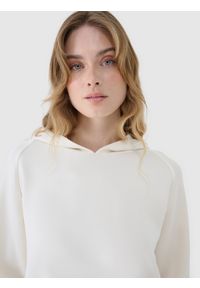 4f - 4F Bluza dresowa nierozpinana z modalem damska - biała M. Okazja: na co dzień. Typ kołnierza: bez kaptura. Kolor: biały. Materiał: dresówka. Długość rękawa: raglanowy rękaw. Wzór: gładki, ze splotem. Styl: casual, klasyczny, sportowy. Sport: fitness #2
