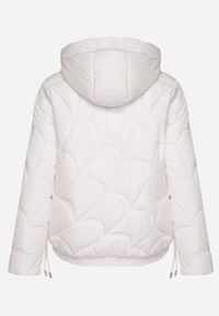 Born2be - Biała Pikowana Kurtka z Kapturem i Bocznymi Zdobieniami Ollenea. Okazja: na spotkanie biznesowe, na co dzień, do pracy, na spacer. Typ kołnierza: kaptur. Kolor: biały. Materiał: jeans. Wzór: aplikacja. Styl: biznesowy, casual, elegancki #2