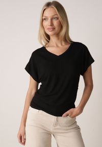 Born2be - Czarny T-shirt z Wiskozy z Trójkątnym Dekoltem Achiore. Okazja: na co dzień. Kolor: czarny. Materiał: wiskoza. Styl: casual, klasyczny #8