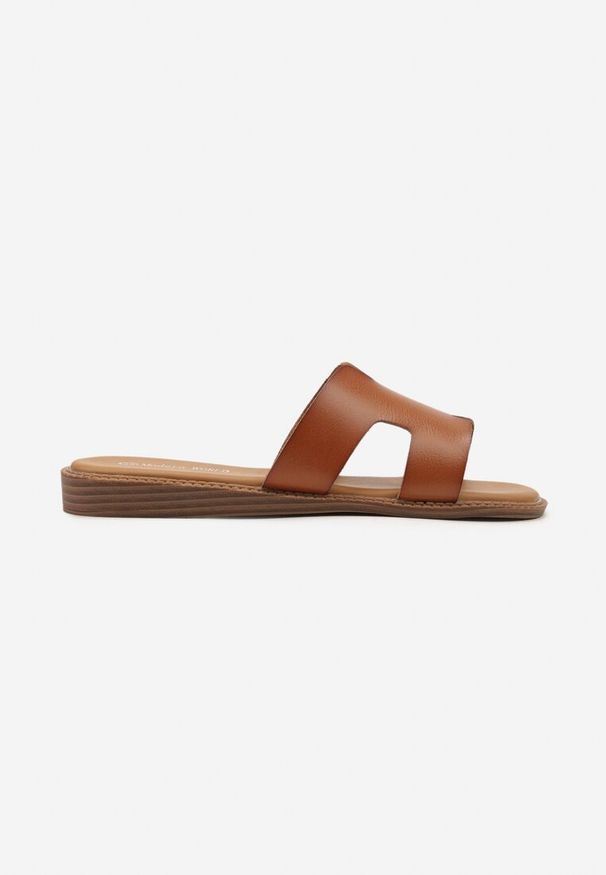Born2be - Brązowe Klapki z Szerokim Paskiem Ozdobionym Wycięciami Carietta. Kolor: brązowy. Materiał: jeans. Wzór: aplikacja. Sezon: lato. Obcas: na obcasie. Wysokość obcasa: niski