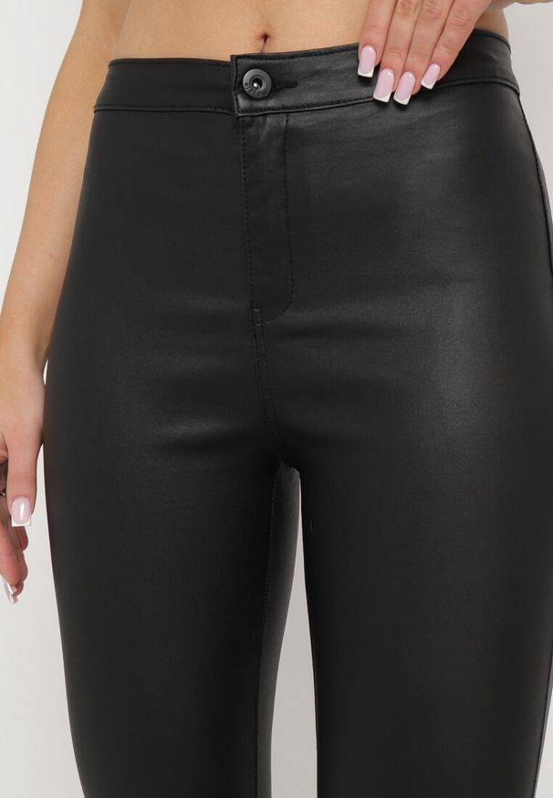 Born2be - Czarne Spodnie Skinny z Imitacji Skóry Amarael. Okazja: na co dzień. Kolor: czarny. Materiał: skóra. Wzór: aplikacja. Styl: sportowy, klasyczny, elegancki, casual