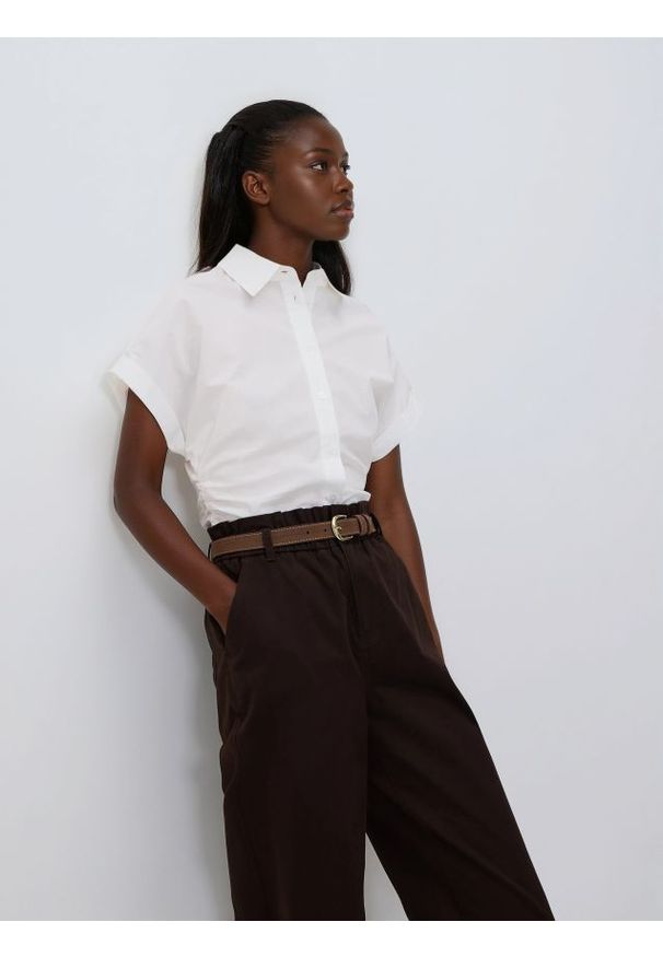 Reserved - Spodnie chino z paskiem - ciemnobrązowy. Kolor: brązowy. Materiał: tkanina, bawełna. Styl: klasyczny